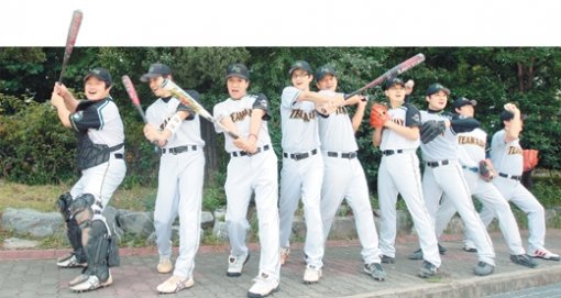 지난달 서울시장기 사회인 야구대회에서 우승한 아작스 팀의 선수들이 연습 도중 파이팅을 외치고 있다. 포수 안준수 씨(왼쪽)는“그라운드에 서는 순간 나는 나만의 국가대표가 된다”고 말했다. 박영대 기자