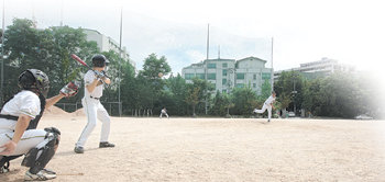 아작스 팀 선수들이 다음 경기를 앞두고 타격 연습을 하고 있다. 박영대 기자