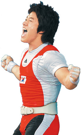 사재혁이 지난달 13일 베이징 올림픽 역도 남자 77kg급에서 금메달을 확정한 뒤 환호하고 있다. 한국 역도가 올림픽에서 금메달을 딴 것은 1992년 바르셀로나 올림픽 전병관 이후 처음이다. 동아일보 자료 사진