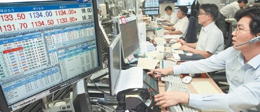 바빠진 외환 딜러2일 달러당 원화 환율이 하루 만에 18원이나 치솟아 3년 10개월 만에 최고치인 1134원으로 장을 마감했다. 환율 급등으로 이날 서울 외환은행 본점 딜링룸은 숨 가쁘게 돌아갔다. 연합뉴스