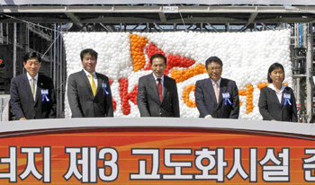 이명박 대통령(왼쪽에서 세 번째)이 3일 울산 남구 SK에너지 제3고도화시설 공장 준공식에 참석해 테이프 커팅 버튼을 누르고 있다. 청와대사진기자단
