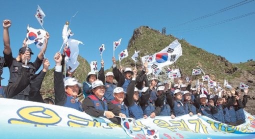 3일 독도에서 일본 규탄대회를 열고 만세삼창을 하고 있는 대한민국재향군인회 박세직 회장과 회원 30여 명. 연합뉴스