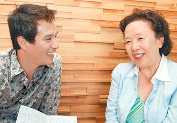 12년 만에 연극 무대에 서는 배우 나문희 씨(오른쪽)가 조재현 씨와 만났다. 그는 “소극장에서 관객과 만나는 게 너무 행복하다. 연기만 자신 있으니까”라고 말했다. 김경제  기자