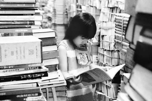 헌책방에서 독서삼매경? 책 냄새 풀풀 풍기는 헌책방. 책 한 권을 턱에 끼운 채 손에 든 다른 한 권을 뚫어져라 보고 있는 어린이. 참으로 대단한 책 욕심이다. 다른 이의 손때가 묻은 책에서 아이는 무엇을 발견할까. 책이 생의 마지막을 보내는 헌책방. 이제 막 독서 인생을 시작한 어린 소녀의 품에서 헌책은 새 생명을 얻는다. 최종규 씨의 대상작 ‘책 하나는 헌책방에서 마무리된다’ 연작 가운데서.