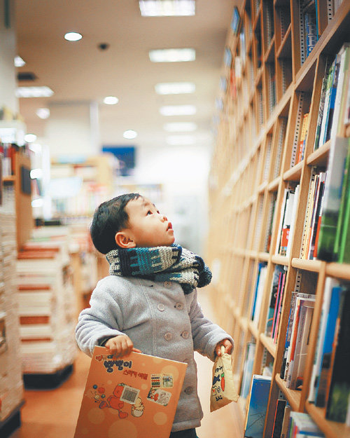 “저건 무슨 책일까” “얼른 집에 가서 ‘방귀대장 뿡뿡이’ 색칠하면서 놀아야지. 그런데 잠깐…, 저건 무슨 책일까?” 갓 두 돌이 지난 어린이의 눈에 호기심이 가득하다. 무슨 희한한 책이라도 발견한 것일까. 그런데 여기는 어린이 책을 파는 곳이 아닌 듯. 얘야, 어려운 책은 좀 더 키가 자라면 보고, 오늘은 방귀대장 뿡뿡이랑 놀렴. 윤장근 씨의 최우수작 ‘내 책은 어디에’.