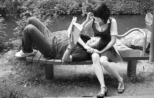 “사랑을 읽어요” 한가로운 공원 벤치. 여자 친구의 무릎을 베고 누워 책 한 권을 들고 있는 남자. 재미있는 대목이라도 읽는지 남녀 모두 함박웃음을 터뜨리고 있다. 혹시 만화책? 이무수 씨의 최우수작 ‘책으로 전달된 연인의 사랑’. 이 씨는 “공원 그늘 아래 벤치에 앉아 책을 같이 보며 시간을 보낸다면, 이보다 아름답고 즐거운 데이트가 있을까”라고 말한다. 사진 제공 한국간행물윤리위원회