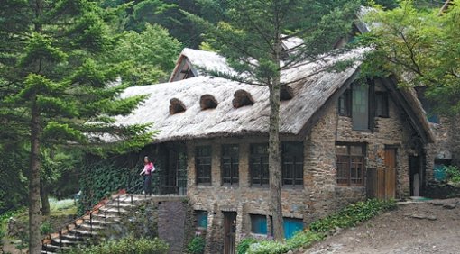 예수원에서 가장 오래된 ‘시온’ 건물. 손님을 맞는 부서와 숙소 도서실 찻집 등이 자리잡고 있다. 태백=오명철 전문기자