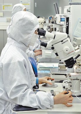 1998년 투자를 시작한 광주 광산업은 이제 연 매출 1조 원을 넘어서는 ‘효자산업’으로 성장했다. 광주 첨단산단 내의 한 광산업체 광통신부품 제조 현장. 광주=김권 기자