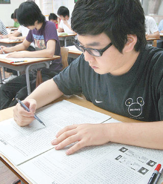 4일 서울 서대문구 북아현동 한성고등학교에서 3학년 학생들이 진지한 표정으로 대학수학능력시험 모의평가를 보고 있다. 김재명 기자