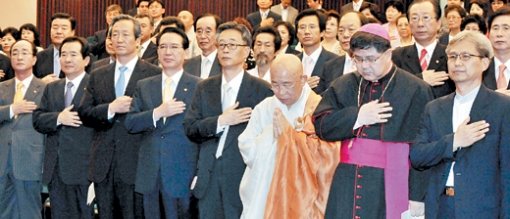 불교계가 정부의 ‘종교 편향’ 문제를 제기하고 있는 가운데 4일 오전 국회 도서관에서 정기국회 개원기념 국회연합기도회가 열렸다. 앞줄 왼쪽부터 심대평 자유선진당 대표, 정세균 민주당 대표, 정몽준 한나라당 최고위원, 김형오 국회의장, 권오성 한국기독교교회협의회 총무, 세민 조계사 주지 스님, 조규만 천주교 서울대교구 주교. 안철민 기자
