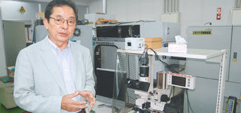 이노하라 다다히코 시노자키제작소 전무가 정밀계측기기가 장착된 레이저 가공장비의 기능에 대해 설명하고 있다. 도쿄=천광암 기자