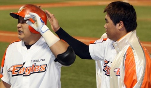 김태균 시즌 29호 홈런5일 한화-삼성전에서 한화 4번 타자 김태균(왼쪽)이 4회 선두 타자로 나와 가운데 담장을 넘기는 솔로 홈런을 날리고 더그아웃 쪽으로 들어오자 선발투수인 후배 류현진이 머리를 때리며 축하해 주고 있다. 대전=연합뉴스