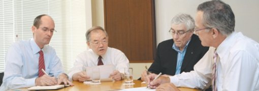 동아일보사와 동아사이언스, 교육과학기술부가 후원하는 KAIST의 ‘세계 연구중심대학 총장회의’에 참석하는 스티븐 매클로플린 조지아공대 부총장(왼쪽부터), 서남표 KAIST 총장, 폴 그린필드 퀸즐랜드 총장, 시릴 반 에팡테르 파리공대 총장이 대학 간 국제협력의 중요성을 주제로 7일 의견을 나눴다. 이들은 모든 나라의 미래와 관련 있는 에너지와 환경 같은 글로벌 이슈들을 주제로 공동연구가 필요하다고 입을 모았다. 홍진환  기자