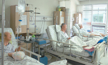 서울 중랑구 망우동에 있는 서울시립북부노인병원에 입원한 노인들이 치료를 받기 전 휴식을 취하고 있다. 사진 제공 서울시립북부노인병원