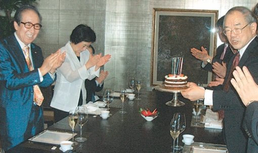 ‘한국을 이끌 과학기술인을 길러내는 데 써 주십시오.’ KAIST에 578억 원을 기부한 류근철 한의학 박사(왼쪽)의 등기서류 전달식이 7일 낮 서울 중구 웨스틴조선호텔에서 열렸다. 전달식이 끝난 뒤 참석자들이 환하게 웃으며 박수를 치고 있다. 지명훈 기자