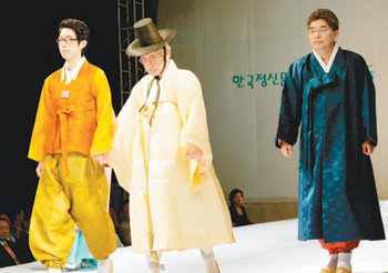 서애 류성룡의 14대 종손인 류영하 옹(가운데)이 아들(오른쪽), 손자와 함께 서울 운현궁 특설무대에서 안동포 한복을 선보이고 있다. 사진 제공 안동시