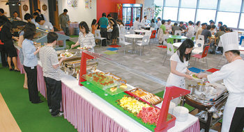 직원들에게 매일 아침과 점심 식사를 뷔페 형태로 제공하는 구글코리아 본사 카페테리아. 사진 제공 구글코리아