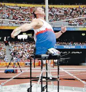 더 멀리8일 베이징 장애인 올림픽 육상 남자 원반던지기 F55/56에 출전한 체코의 조세프 슈티아크가 온 힘을 다해 원반을 던지고 있다. 베이징=로이터 연합뉴스