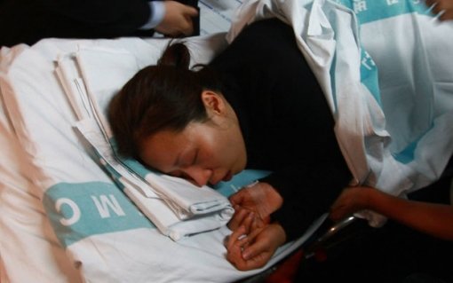 남편 빈소로 향하는 정선희방송인 정선희 남편인 탤런트 안재환이 차량에서 숨진 채 발견된 가운데 충격으로 실신 했던 정선희가 9일 새벽 경찰조사를 마친 후 하계동 을지병원을 나서고 있다. [연합]