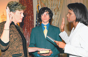 캐슬린 스티븐스 차기 주한 미국대사(왼쪽)가 8일 미국 워싱턴 국무부에서 콘돌리자 라이스 국무장관(오른쪽) 앞에서 취임 선서를 하고 있다. 가운데는 스티븐스 대사의 아들인 제임스 씨. 워싱턴=EPA 연합뉴스