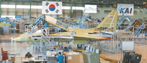 국내 유일의 완제기 조립업체인 한국항공우주산업 제1공장. 직원들이 초음속 고등훈련기인 T-50을 조립하고 있다. 사진 제공 KAI