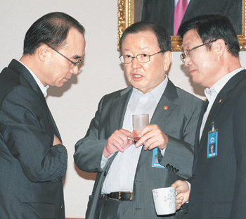강만수 기획재정부 장관(가운데)과 이윤호 지식경제부 장관(오른쪽), 박재완 대통령국정기획수석비서관이 9일 오전 청와대에서 열린 국무회의에 앞서 대화하고 있다. 이종승  기자