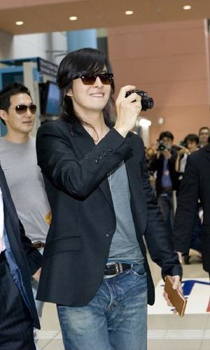 한류스타 배용준이 지난 5월 오사카 간사이공항에서 환영나온 팬들을 카메라에 담으며 웃고 있다. 사진제공｜BOF