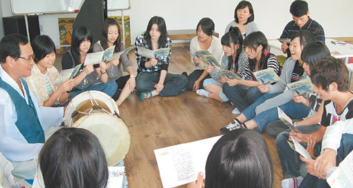 일본 도쿄 간토국제고교 학생들이 9일 강원 정선군 정선아리랑학교를 방문해 아리랑을 배우고 있다. 정선=윤완준 기자