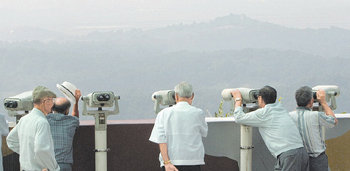 북한은 안개속 김정일 북한 국방위원장의 건강 이상설에 관심이 고조되고 있는 가운데 10일 경기 파주시 도라전망대를 찾은 관광객들이 망원경을 통해 안개로 뒤덮인 북녘 땅을 바라보고 있다. 파주=원대연 기자