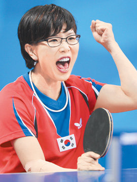 동메달리스트의 환호 문성혜가 10일 베이징대 실내체육관에서 열린 주잉(중국)과의 탁구 여자 단식 준결승에서 파이팅을 외치고 있다. 문성혜는 주잉에게 졌지만 3, 4위전에서 독일 선수를 3-1로 꺾고 동메달을 따냈다. 베이징=연합뉴스