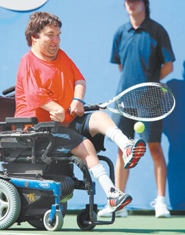 발로 서브… 불가능은 없다 10일 베이징 올림픽그린코트에서 열린 휠체어테니스 남자 단식 8강에서 닉 테일러(미국)가 서브를 하기 위해 왼발로 공을 띄워 올리고 있다. 테일러는 손목에 연결된 라켓으로 공을 때리면서도 네덜란드의 판 에르프 바스를 2-1로 눌렀다. 베이징=연합뉴스
