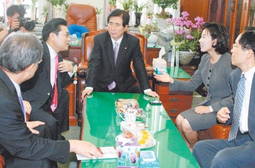 ‘배지’ 때문에… 10일 국회 문화체육관광방송통신위원회에서 민주당 의원들이 ‘낙하산 방송사 사장 선임’을 규탄하는 뜻으로 가슴에 낙하산 그림의 배지를 달아 파행을 빚자 고흥길 문방위원장실에서 여야 간사가 문제를 해결하기 위해 대화하고 있다. 안철민 기자