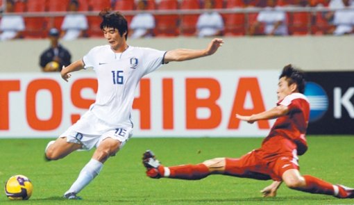 위협적인 슈팅 한국의 기성용(왼쪽)이 10일 중국 상하이 훙커우 스타디움에서 열린 2010 남아프리카공화국 월드컵 아시아지역 최종예선 1차전에서 북한 수비수의 태클을 피해 슈팅을 날리고 있다. 상하이=연합뉴스