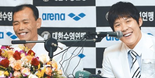 베이징 올림픽에서 한국 수영 사상 첫 금메달을 딴 박태환(오른쪽)이 11일 서울 송파구 오륜동 올림픽파크텔에서 열린 포상금 전달식 후 열린 기자회견에서 노민상 대표팀 감독과 나란히 앉아 질문에 웃으며 대답하고 있다. 연합뉴스