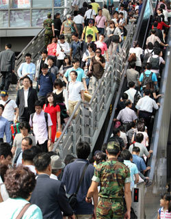 추석연휴를 하루 앞둔 12일 오후 귀성객으로 서울역이 혼잡하다. 연합뉴스