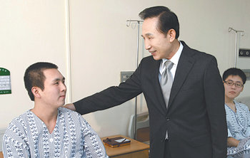 경찰병원 찾은 대통령이명박 대통령이 추석 연휴 시작을 하루 앞둔 12일 서울 송파구 장지동 경찰병원을 방문해 입원 중인 전의경들을 위로하고 있다. 이종승 기자