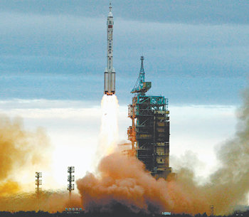 2005년 10월 중국 간쑤 성 주취안 우주기지에서 선저우 6호가 발사되는 모습. 동아일보 자료 사진