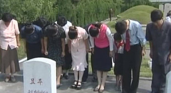 北 주민들의 추석 성묘추석을 맞아 북한 주민들이 평양 인민군영웅열사묘를 찾아 성묘하고 있다. 평양=조선중앙TV 연합뉴스