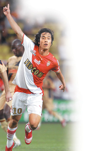 “내가 넣었다.” K리그에서 프랑스 리그로 이적한 AS 모나코의 박주영이 14일 홈에서 열린 FC로리앙과의 데뷔전에서 전반 26분 선제골을 터뜨린 뒤 오른쪽 집게손가락을 치켜세우며 질주하는 골 세리머니를 펼치고 있다. 모나코=AFP 연합뉴스