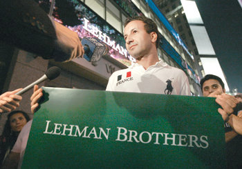 막내리는 ‘158년 역사’모 그리메 리먼브러더스 상무이사가 14일 미국 뉴욕의 리먼브러더스 빌딩 앞에서 기자들의 질문에 답변하고 있다. 뉴욕=로이터 연합뉴스