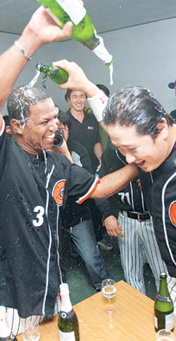 기쁨의 축배프로야구 롯데의 제리 로이스터 감독(왼쪽)과 이대호가 16일 한화를 꺾고 8년 만의 포스트시즌 진출을 확정지은 뒤 서로의 머리에 샴페인을 부으며 기뻐하고 있다. 대전=연합뉴스