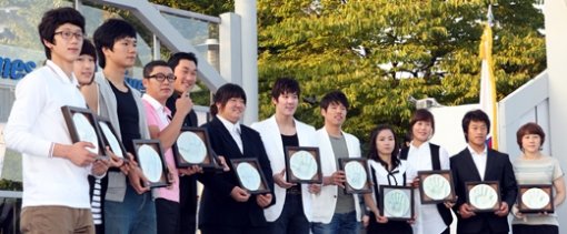 베이징 메달리스트들의 핸드 프린팅 1988년 서울 올림픽 개최 20주년 기념행사에 베이징 올림픽 메달리스트들이 자신의 핸드프린팅을 들고 포즈를 취하고 있다. 왼쪽부터 손태진, 임수정, 차동민(이상 태권도 금), 진종오(사격 금), 봉중근(야구 금), 장미란(역도 금), 박태환(수영 금), 황지만(배드민턴 동), 남현희(펜싱 은), 주현정(양궁 금), 사재혁(역도 금), 윤진희(역도 은메달). 김미옥 기자