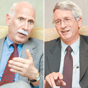 미국 하와이대 로스쿨 학장인 아비암 소이퍼 학장(왼쪽)과 아시아태평양대학원의 에드워드 슐츠 원장은 한국법 강좌 개설과 교수 채용을 위해 최근 방한했다. 원대연  기자