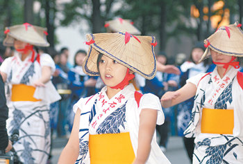 지난해 서울에서 열린 ‘한일 축제 한마당 2007 in Seoul’에서 민속춤을 선보이고 있는 일본 공연단. 사진 제공 한일축제한마당실행위원회