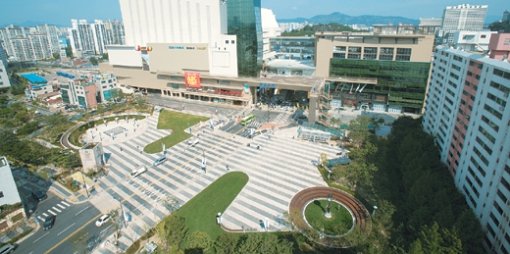 19일 개장하는 서울 성동구 왕십리광장의 모습. 9146㎡ 크기의 왕십리광장은 역전 광장으로는 전국에서 가장 크다. 사진 제공 성동구
