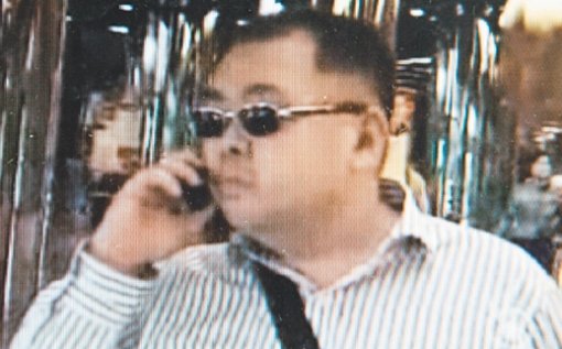 베이징에 나타난 김정남 올해 7월 말 이후 북한에 머물러 온 김정일 국방위원장의 장남 정남 씨가 17일 중국 베이징의 한 호텔 로비를 나오는 모습이 일본 후지TV 카메라에 포착됐다. 검은색 선글라스에 줄무늬 셔츠 차림의 김 씨는 취재진이 “아버님은 건강하시냐. 어디로 가느냐”고 물었으나 응답을 하지 않은 채 휴대전화로 통화를 하며 북한대사관 소속 차량을 타고 호텔을 빠져나갔다. MBC 화면 캡처