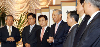 이성태 한국은행 총재(왼쪽에서 네 번째)는 19일 서울 중구 남대문로 한국은행 본점에서 열린 금융협의회에 참석해 시중은행장들과 금융계 현안을 논의했다. 이 총재는 이 자리에서 “국내외 여건 변화에 따라 은행들이 리스크(위험) 관리 노력을 강화하는 게 필요하다”고 강조했다. 홍진환  기자