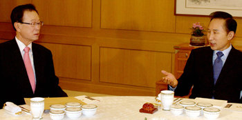 이명박 대통령(오른쪽)이 19일 오전 청와대에서 한나라당 박희태 대표와 조찬을 겸한 정례회동을 갖고 당-청 간 긴밀한 협력을 강조하고 있다. 이종승 기자