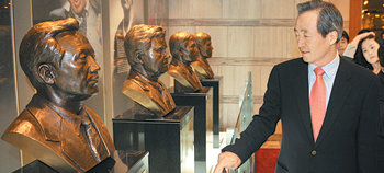 축구 명예의 전당 정몽준 회장 흉상 설치정몽준 대한축구협회 회장이 19일 서울월드컵경기장 월드컵기념관에서 명예의 전당 흉상 제막식을 가진 뒤 자신의 흉상을 물끄러미 바라보고 있다. 원대연  기자