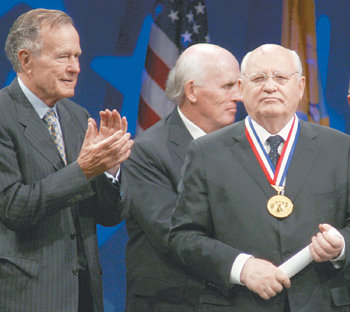 미하일 고르바초프 전 소련 대통령(오른쪽)이 18일 미국 필라델피아의 내셔널헌법센터에서 ‘필라델피아 자유메달’을 수상한 뒤 이 센터 이사장인 조지 부시 전 미국 대통령(왼쪽) 등에게서 박수를 받고 있다. 필라델피아=로이터 연합뉴스